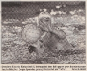 2001-01-23_sz_dresdens-ricardo-rietzschel-behauptet-den-ball