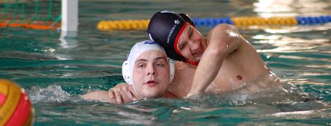 Mannkampf beim Wasserball