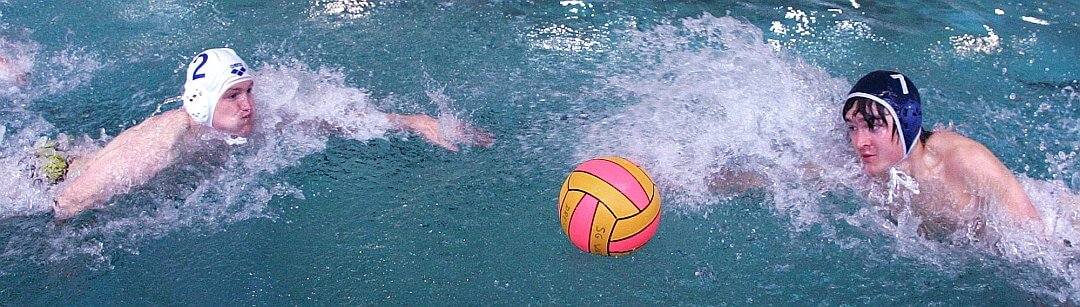 Zwei Wasserball-Spieler beim Anschwimmen.