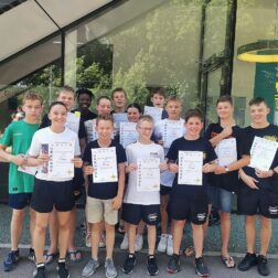 U14 Wasserball Team des SWV TuR Dresden vor der Schwimmhalle in Zwickau