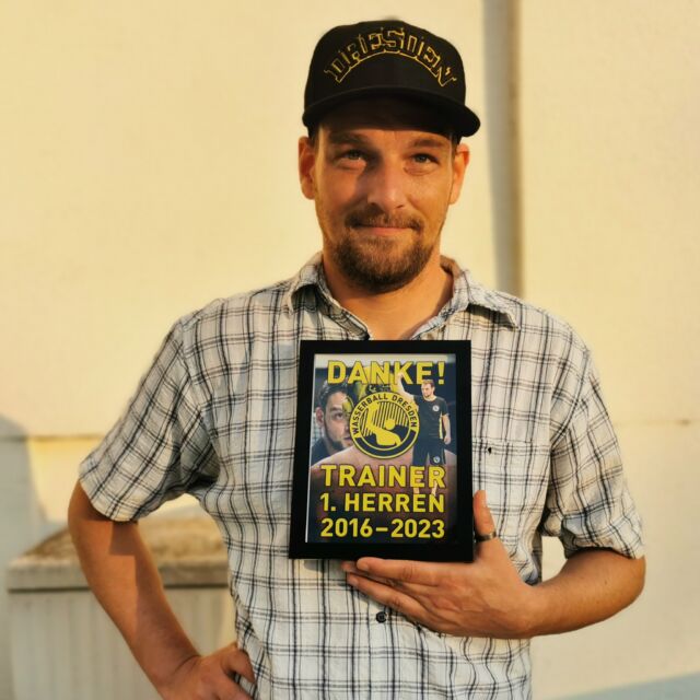 🤜🤛 Die TuR-Wasserballer starten mit einem neuen Trainerduo in die kommende Saison.
💛 Am vergangenen Wochenende wurde der bisherige Trainer Toralf Schaarschmidt offiziell verabschiedet und für sein jahrelanges Engagement gewürdigt. Er war von 2016 bis 2023 ehrenamtlicher Hauptübungsleiter und hat in dieser Zeit maßgeblich das Wasserball-Geschehen in Dresden geprägt. 
Aufgrund neuer beruflicher Aufgaben kann der knapp 42-Jährige zukünftig leider nicht mehr ausreichend Zeit für die intensive Trainertätigkeit aufbringen. Ganz ohne Wasserball geht es natürlich dennoch nicht, weswegen sich die „Oldies“ bereits auf Schaarschmidt als neuen alten Mitspieler freuen können.
Als Nachfolger konnten zwei erfahrene Namen aus den eigenen Reihen aktiviert werden. Ab sofort werden Stefan Heyde und Oleksandr „Sascha“ Kurlykov als Zweiergespann die Führung der 1. Mannschaft übernehmen. Die Saison 2023/24 soll genutzt werden, um mit einem deutlich verjüngten Kader in der Oberliga ein Team zu formen, welches den Wiederaufstieg in die zweite Liga erfolgreich vollziehen kann. 
#swvtur #dresden #teamplayer #sport #sachsen #ehrenamt