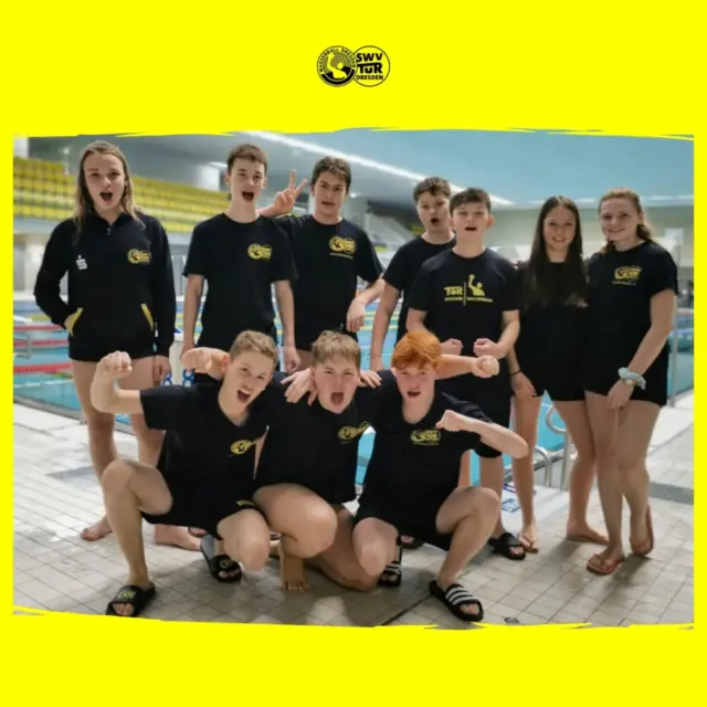 🏆 Bei der Bezirkspokal-Endrunde am Sonnabend in Dresden konnte unsere U16 ihre Spiele gegen Auerbach/Netzschkau (14:11) und Chemnitz (15:3) gewinnen und sich damit den vierten Platz sichern. Den Titel holte sich das Team Zwickau 1 vor Görlitz und Zwickau 2. Herzlichen Glückwunsch!
#swvtur #dresden #wasserball #teamplayer #bezirkspokal #sport #sachsen