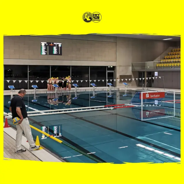 1. Herrenmannschaft weiterhin ohne Punkte
Trotz phasenweise starker Leistungen und hohem Einsatz blieb unsere erste Herrenmannschaft an den ersten Spieltagen des Jahres 2026 in der Wasserballliga Ost unbelohnt.
Im Heimspiel am 25. Januar 2026 gegen den Tabellenführer aus Potsdam zeigte das Team jedoch eine beachtliche Reaktion auf den frühen 2:6-Rückstand. In einem Spiel auf Augenhöhe konnte der Rückstand bis zur Halbzeit auf 4:6 verkürzt werden. Erst in der Schlussphase gelang es den Gästen, den entscheidenden Vorsprung herauszuspielen und den 8:11-Endstand zu fixieren.
Einen Tag später gegen Brandenburg verlor unsere Männer-Mannschaft nach einem ausgeglichenen ersten Viertel (3:4) im zweiten Viertel den Anschluss. Brandenburg nutzte seine Chancen konsequenter und baute die Führung bis zur Halbzeit auf 4:10 aus. Trotz einer Leistungssteigerung im letzten Viertel (3:5) war der Rückstand gegen die effektiven Brandenburger nicht mehr aufzuholen, sodass das Spiel 9:21 für die Gäste endete.
Am vergangenen Sonntag, dem 7. Februar 2026, war das Team in Erfurt gefordert. Auch hier startete es konzentriert und hielt die Partie im ersten Viertel (3:4) offen. Im weiteren Verlauf geriet die Defensive jedoch durch zahlreiche Ausschlüsse unter Druck. Erfurt nutzte die Überzahlsituationen und seine körperliche Überlegenheit routiniert aus, um den Vorsprung kontinuierlich bis zum Endstand von 18:10 auszubauen.
Bereits in zwei Wochen stehen die nächsten Herausforderungen an. Im heimischen Becken empfängt der SWV TuR Dresden mit dem ehemaligen Bundesligisten SC Wedding und der Bundesliga-Reserve der SG Neukölln zwei hochkarätige Gegner.
#Dresden #SWVTuR #Wasserball #Teamplayer #WasserballligaOst