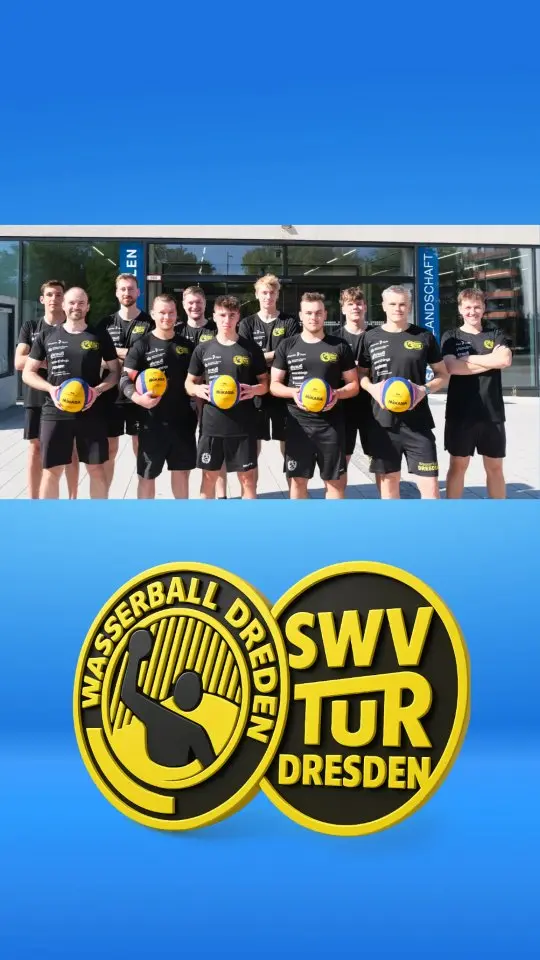 Danke für euren Einsatz!
Mit dem Ende der Saison 2025/26 verabschieden wir Andor, Elias, Erik, Mikuláš, Theo, Orest, Philipp, Thomas und Peter, die uns in den vergangenen Spielzeiten auf unserem Weg zurück in die 2. Wasserball-Bundesliga begleitet und tatkräftig unterstützt haben.
Der Wiedereinstieg nach der langen Pause war alles andere als einfach. Gemeinsam haben wir viele Herausforderungen gemeistert, hart gearbeitet und nie den Glauben an unser Ziel verloren. Wir haben Niederlagen verarbeitet, Siege gefeiert und als Mannschaft unvergessliche Momente erlebt.
Mit eurem Einsatz, eurem Teamgeist und eurer Leidenschaft habt ihr maßgeblich dazu beigetragen, dass wir große sportliche Fortschritte gemacht und uns erfolgreich in der Liga etabliert haben. Dafür möchten wir euch von Herzen Danke sagen.
Den Schwung, den Ehrgeiz und die Erfahrungen aus dieser gemeinsamen Zeit nehmen wir mit in die neue Saison. Darauf werden wir aufbauen und unseren eingeschlagenen Weg konsequent weitergehen.
Für eure sportliche und persönliche Zukunft wünschen wir euch alles Gute, viel Erfolg und vor allem Gesundheit. Vielleicht kreuzen sich unsere Wege ja irgendwann wieder – wir würden uns freuen.
Vielen Dank für euren Einsatz und eure Zeit in unseren Farben. Ihr werdet immer ein Teil unserer Wasserballfamilie bleiben.
Danke für alles – wir sehen uns am Beckenrand!